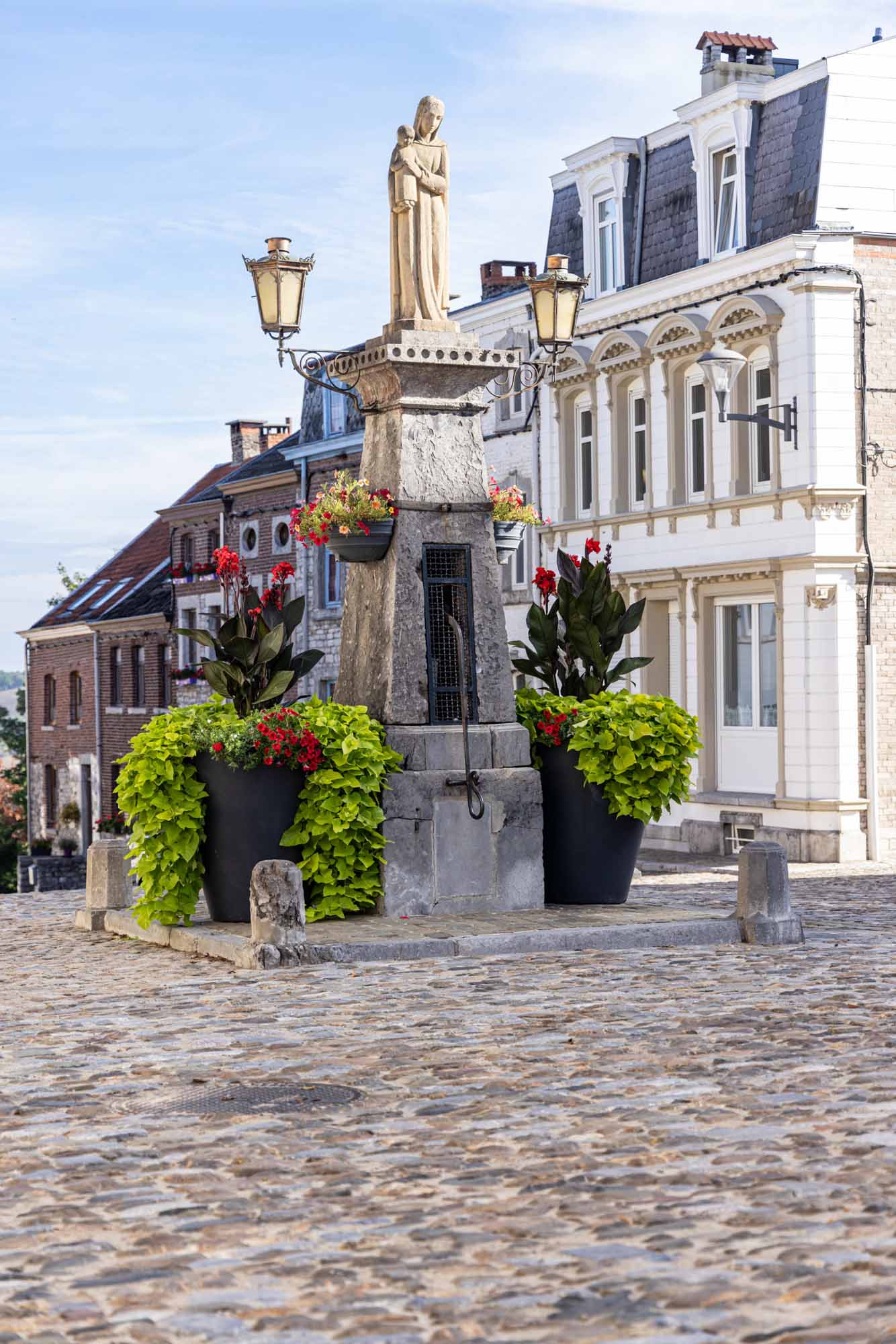 Statue de la Vierge sur la place Saint-Georges au coeur de la vieille ville de Limbourg
