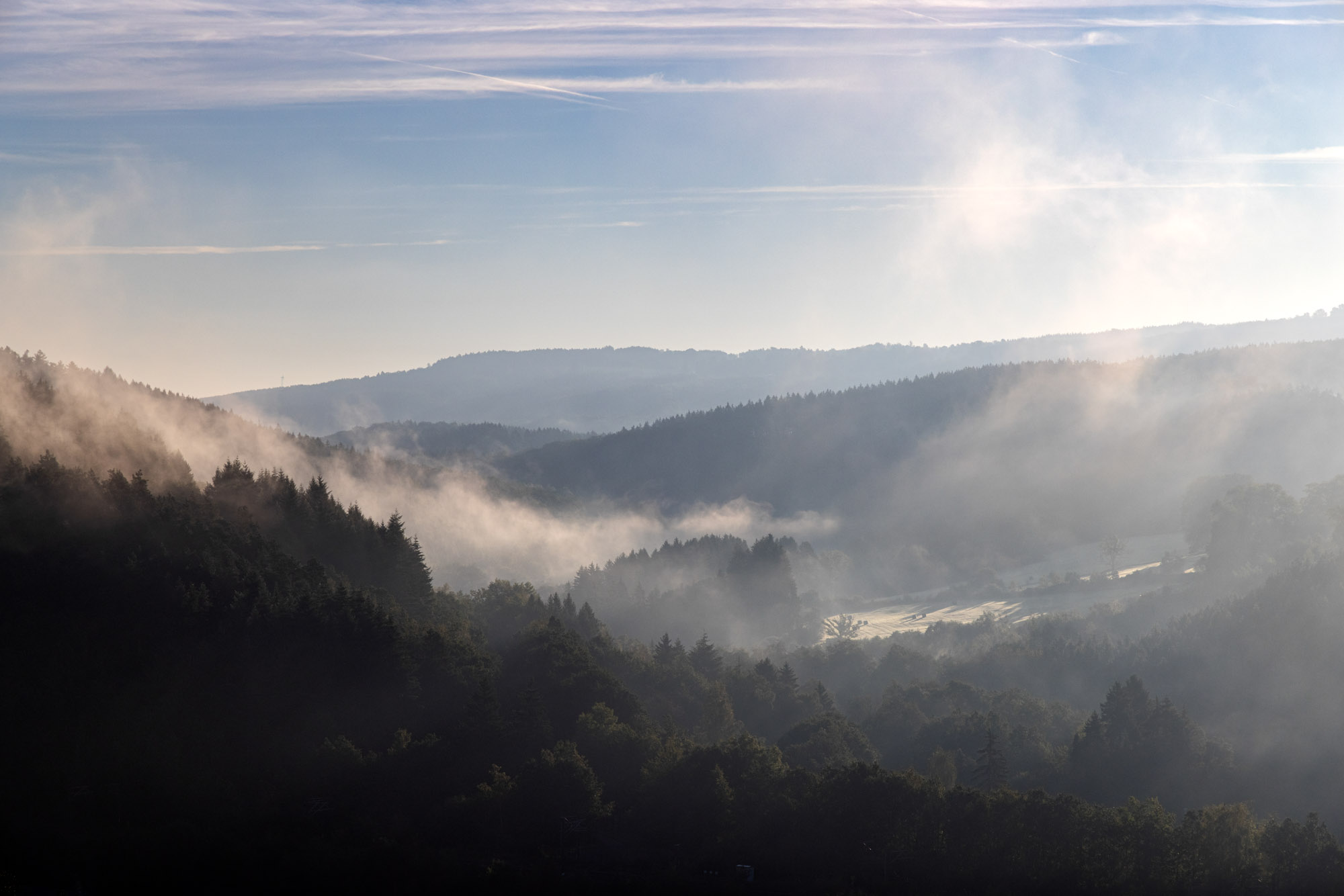 Mistige vallei tussen Trois-Ponts en Stavelot