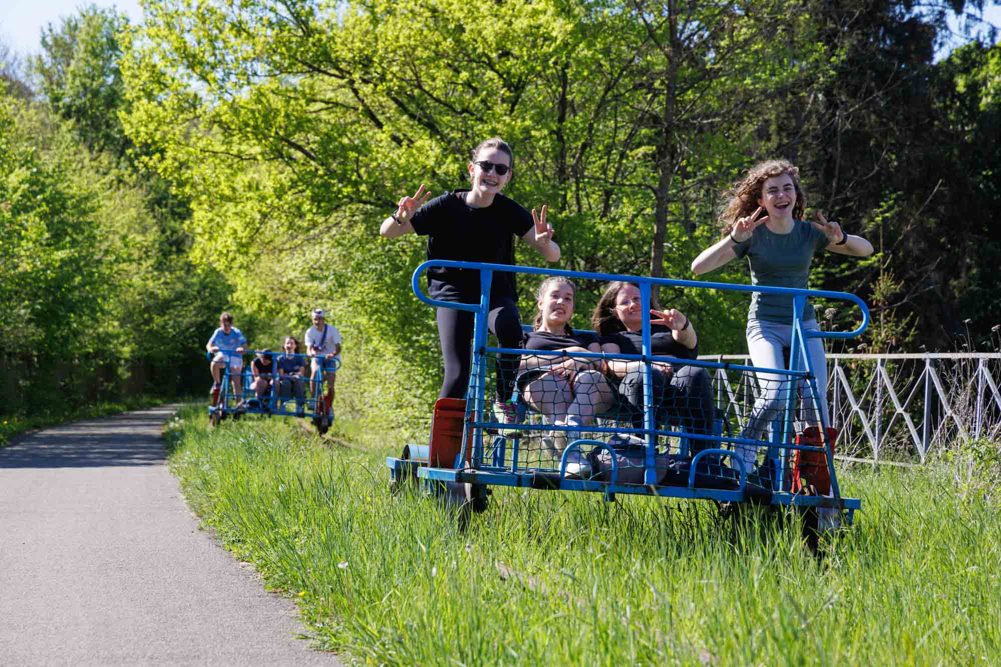 Draisines van de Molignée met groep op oude spoorlijn midden in de natuur