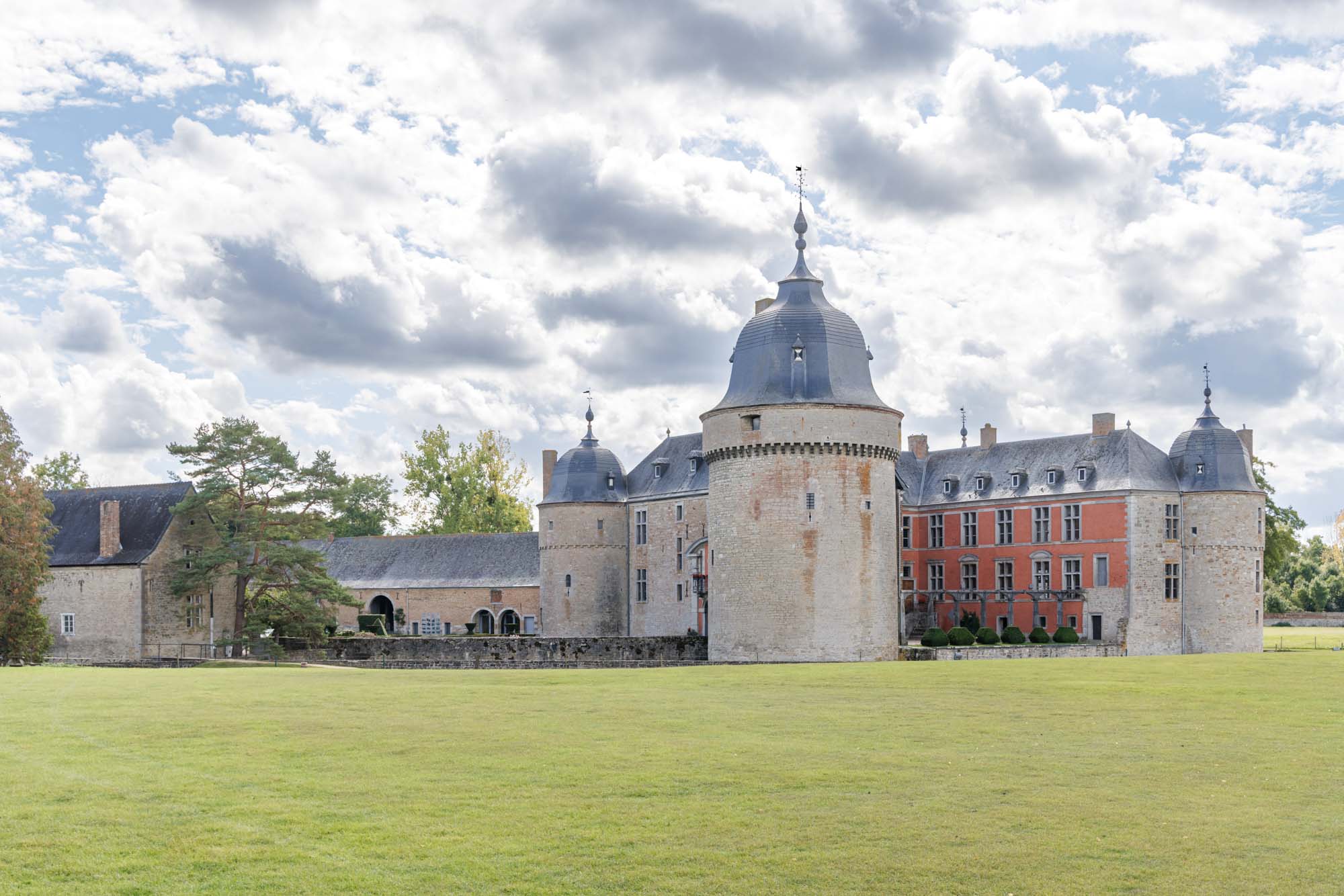 Château de Lavaux Sainte-Anne met ronde torens en slotgracht in een groene omgeving