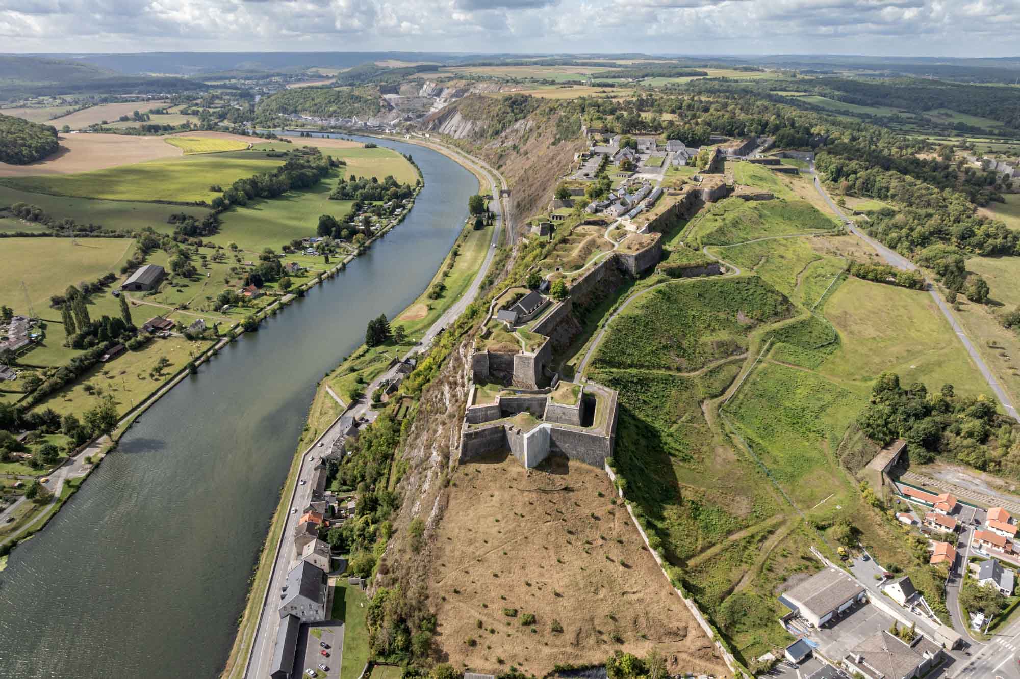 Citadelle de Givet dominant la Meuse et les collines environnantes vue du ciel