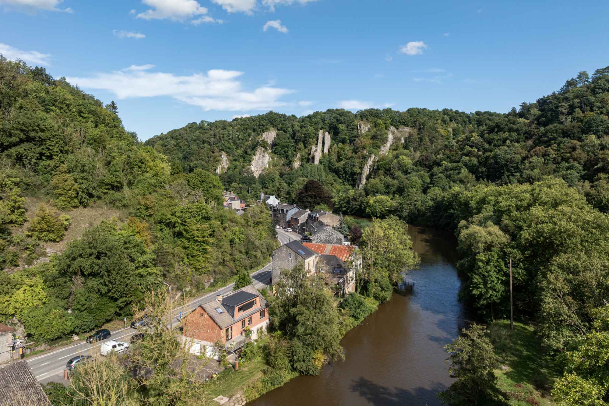 Luchtbeeld van de Ourthe in Comblain-au-Pont met de rotsen van Les Tartines, het dorp en het omliggende groen.