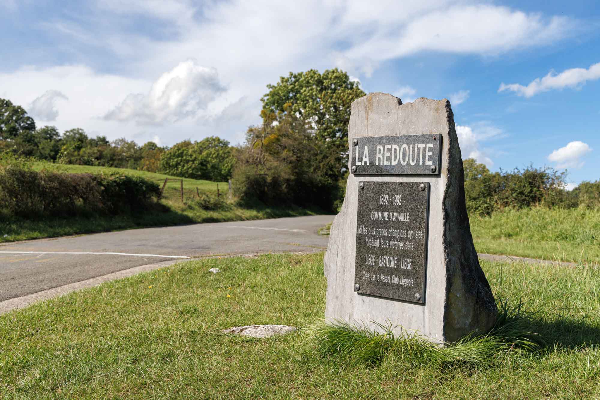 Stèle de la Redoute près de la côte d’Aywaille sous un ciel clair
