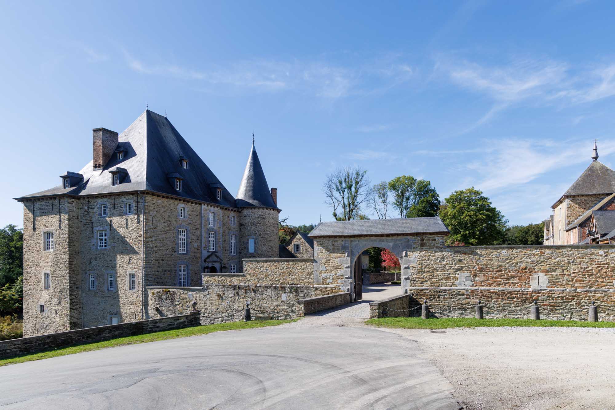 Château de Somal avec ses remparts et son entrée en pierre.