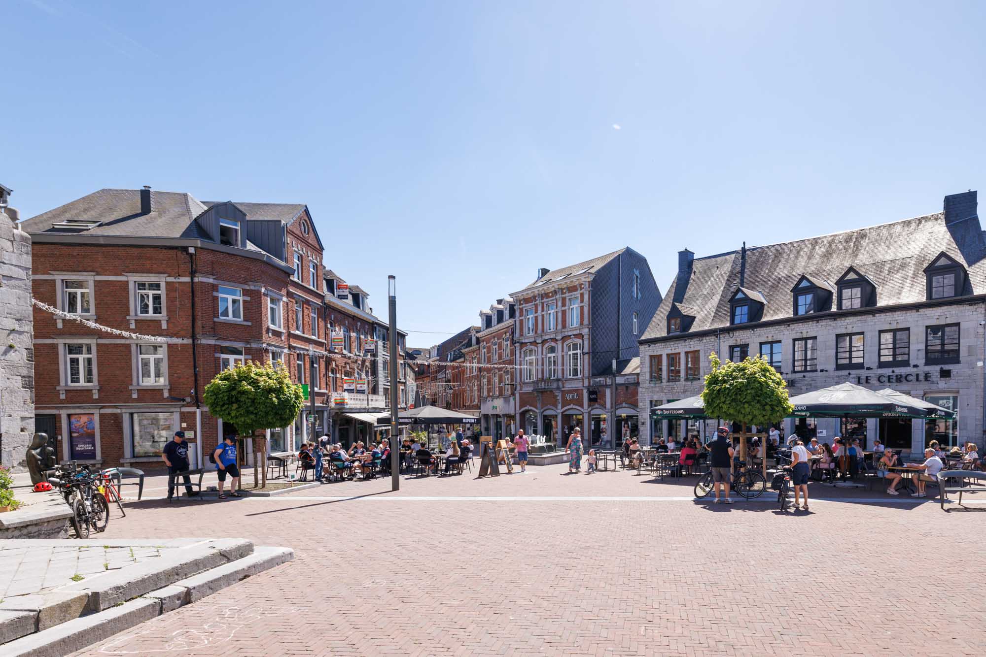 Place Roi Albert de Marche-en-Famenne au printemps