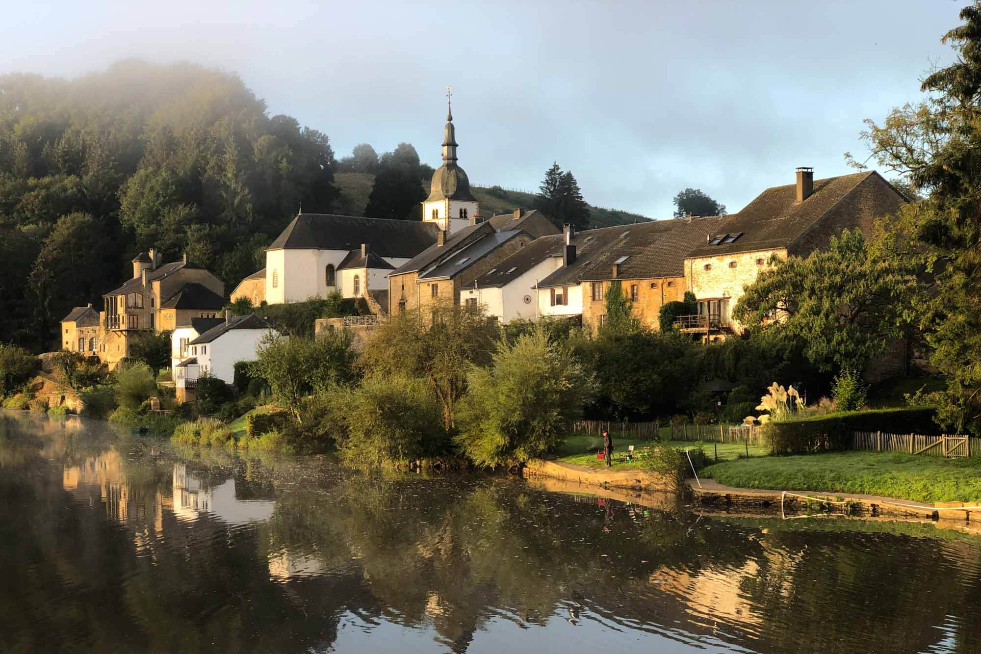 Le village de Chassepierre au bord de la Semois