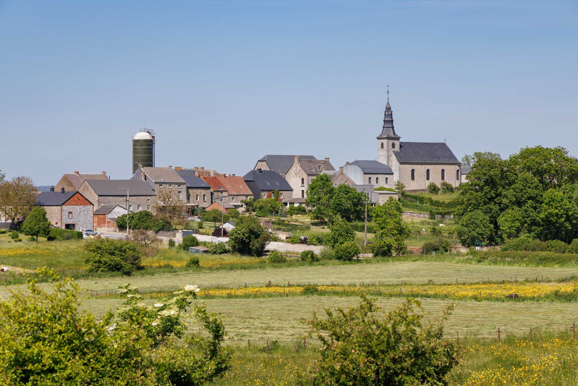 Vue sur le village de Romerée au printemps