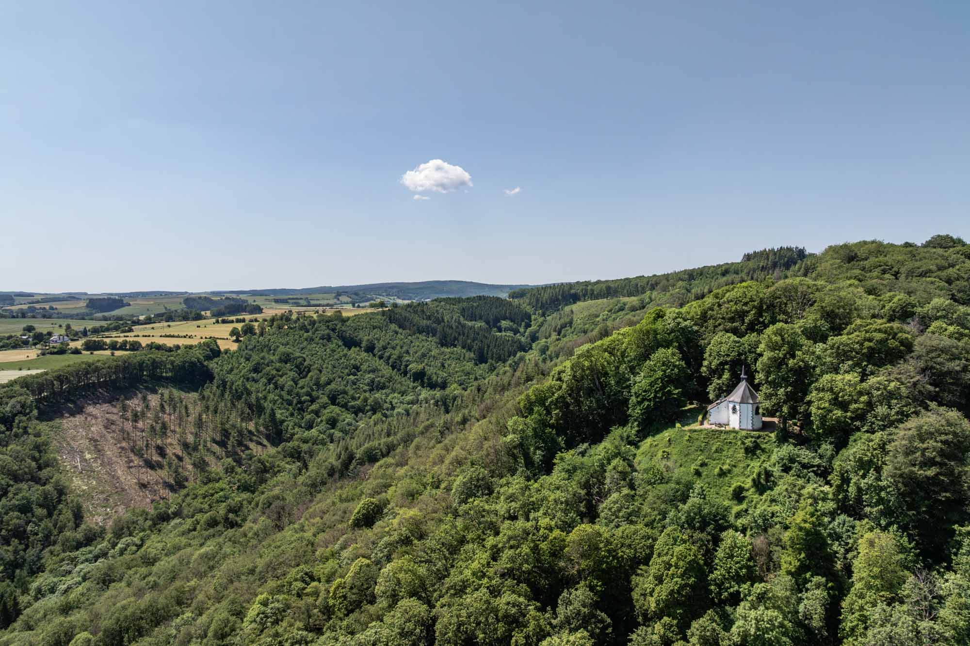 Vue aérienne de la chapelle Saint-Thibaut à Marcourt